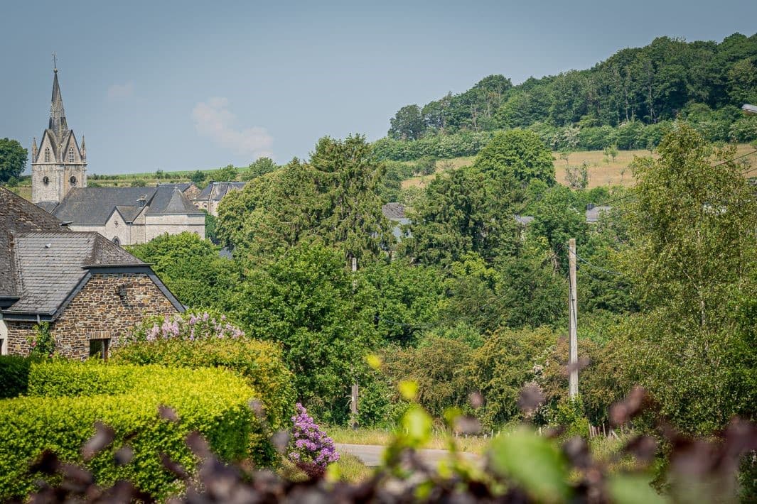 Redu à quelques pas, l’Ardenne tout autour.